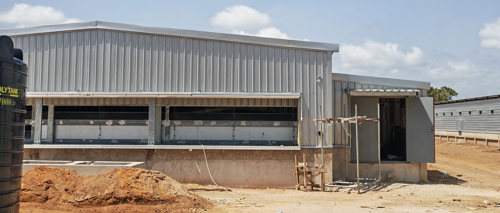Dự &aacute;n nu&ocirc;i g&agrave; thịt tr&ecirc;n s&agrave;n ở Tanzania