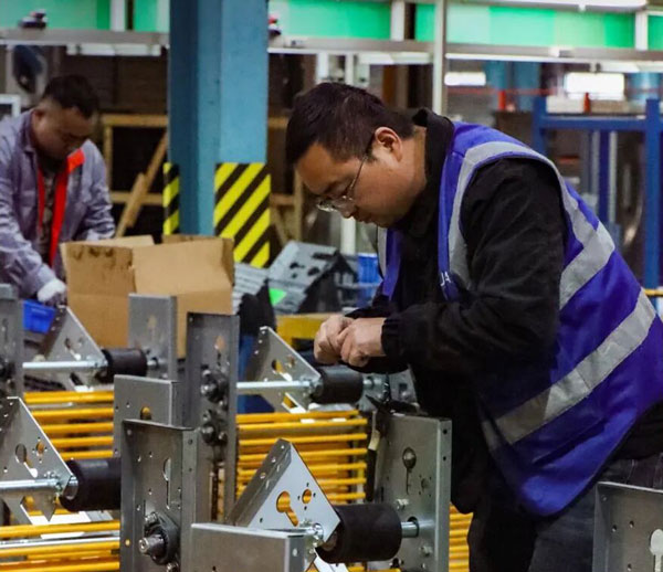 Vui l&ecirc;n đi người chăn nu&ocirc;i | Người d&acirc;n v&ugrave;ng cao đo khoảng c&aacute;ch từ đỉnh tới ch&acirc;n đường xa